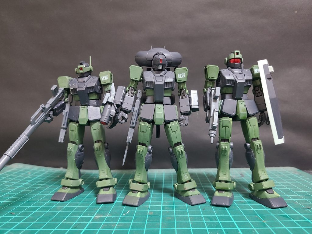 同型のジムとTYPE3と比較、頭部と背部のユニットが大きく異なっている。