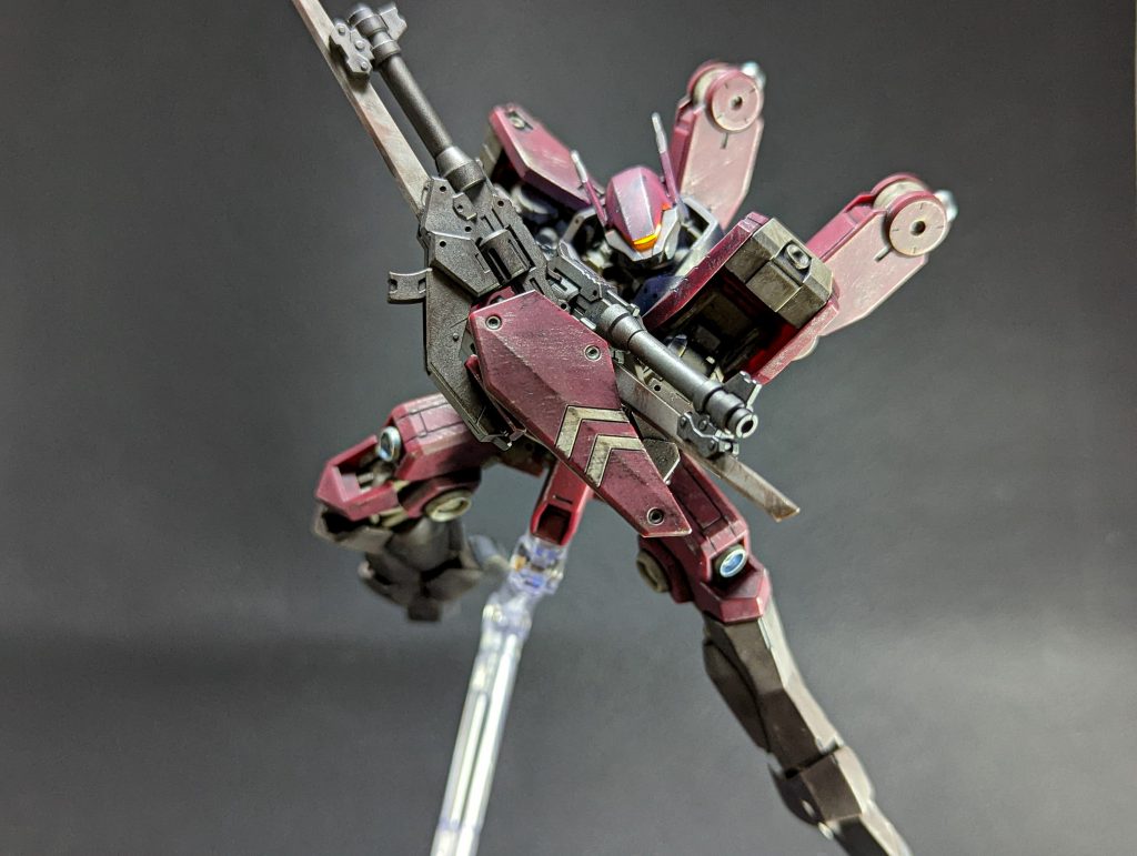 改造した箇所は腰と胴体の2箇所。胴体は1ミリプラ板を挟んで延長。腰にはサイドアーマーをつけてみました。腰にサイドアーマーをつけたことで、アーマーが引っかかることが無くなったので、身体を捻るような大胆なポーズを取らせることが出来るようになりました。