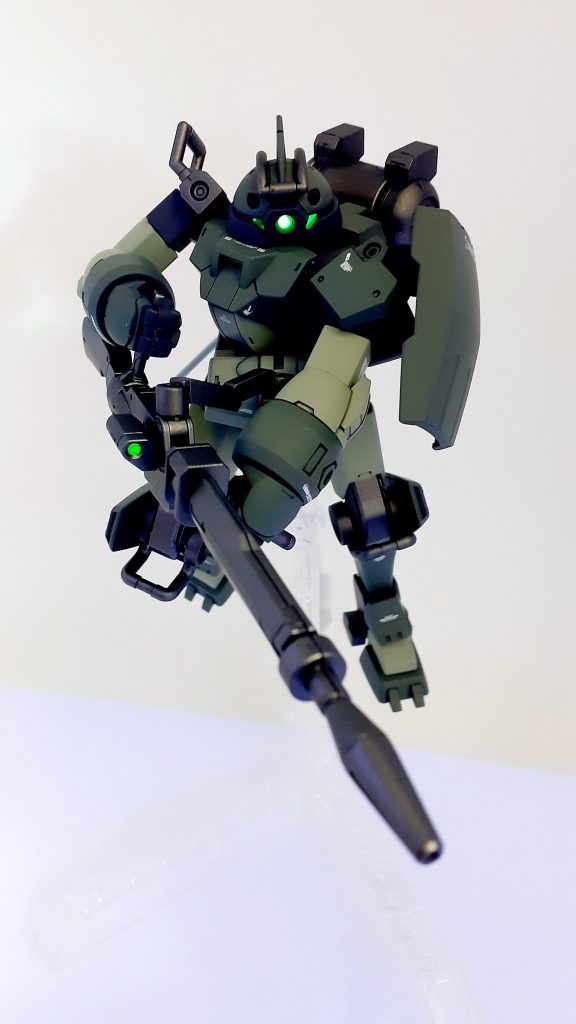 ブラックライトをあてるとこんな感じです。クリアパーツ以外のところも付属シール自体に蛍光塗料を吹いたのて光ります♪