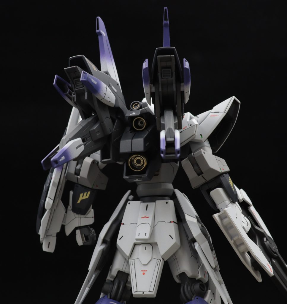 シナンジュスタインのような高機動をイメージし、腰と背面にスラスター及びスタビライザーを取り付けました。展開後の見た目は地味ですが、好みのポイントです。下半身はハイニューガンダムヴレイブを使用。カラーリングもシナンジュスタイン+ハイニューガンダムをイメージしてみました。