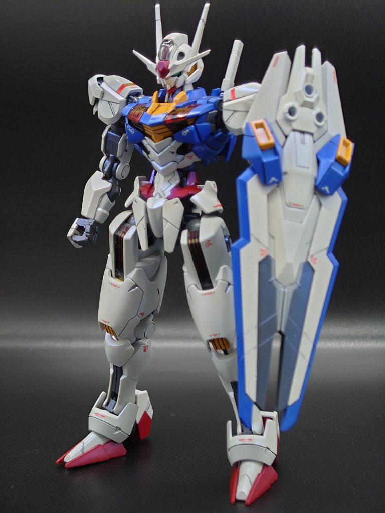 立ち姿。股関節だけ上下を逆に組むことで脚長めにしています