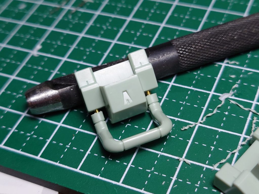 足のロールバーを切り離して真鍮で接続しています。