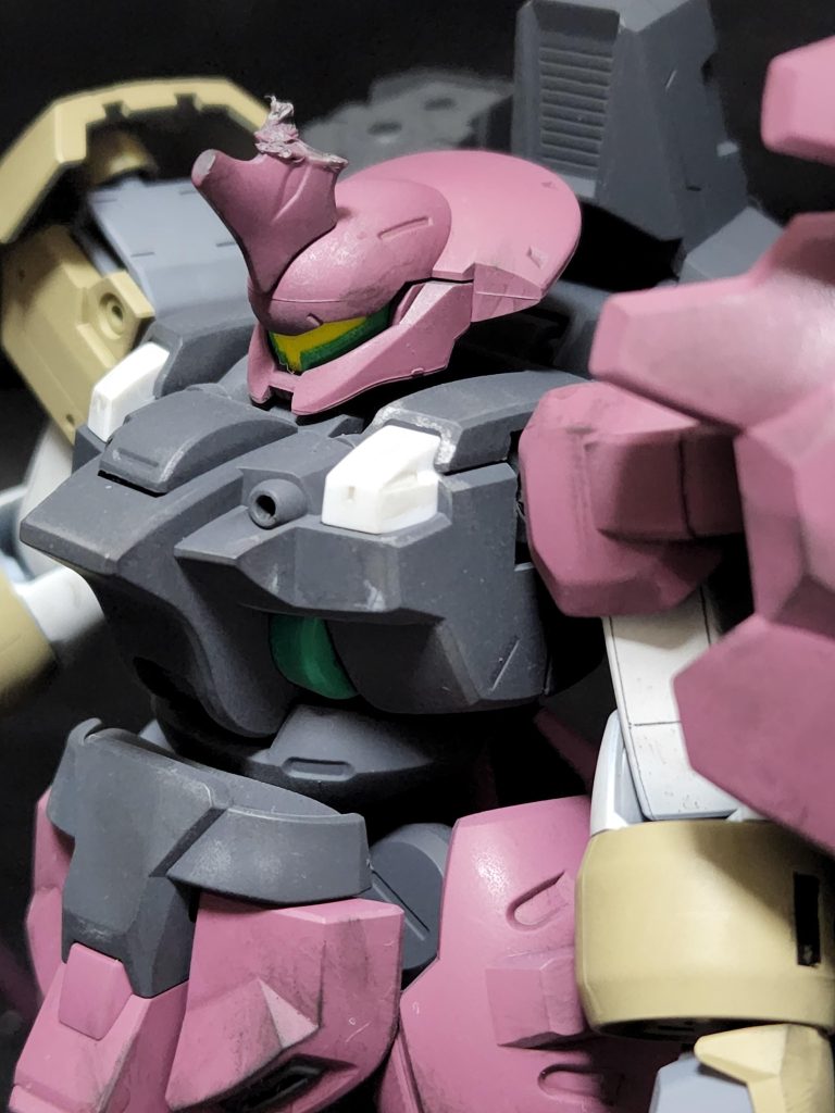 頭部のアンテナは、過去の失敗を受け入れられたので敢えて修理せず。羽飾りは意地とプライドを捨てるという意味で外したと言う設定でお願いします。