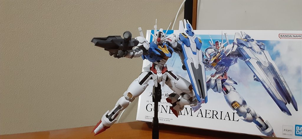 ライフルの合わせ目は目立つので接着剤で処理、あとHJの作例を参考に腹部の稼働部分を削ってます。アンテナも太かったのでかなり削りました。