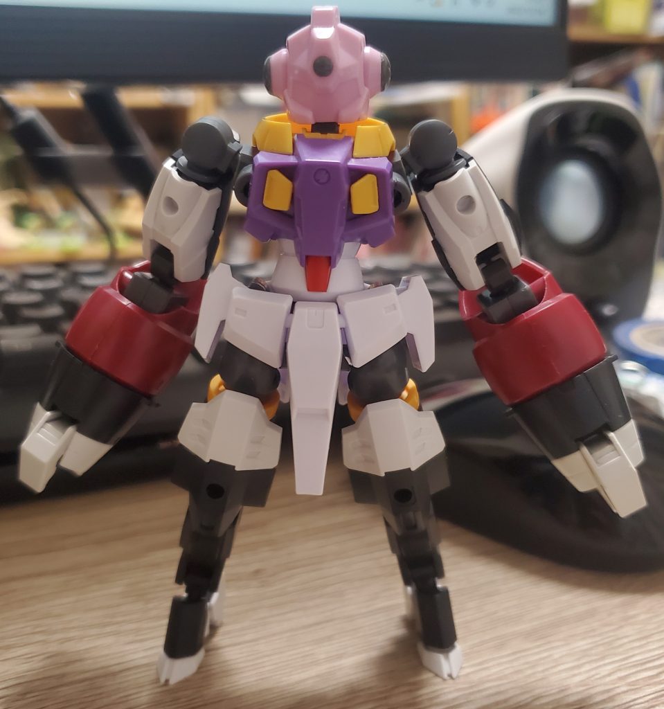 頭部はアニマギアの人型ヘッドパーツ。ボディはラファエルガンダムに30MSのオプションパーツを移植。アームは30MM+ズゴック+アウンリゼアーマー。脚部は30MSのオプション+30MMの脚部。兄いわくキメラとの事。