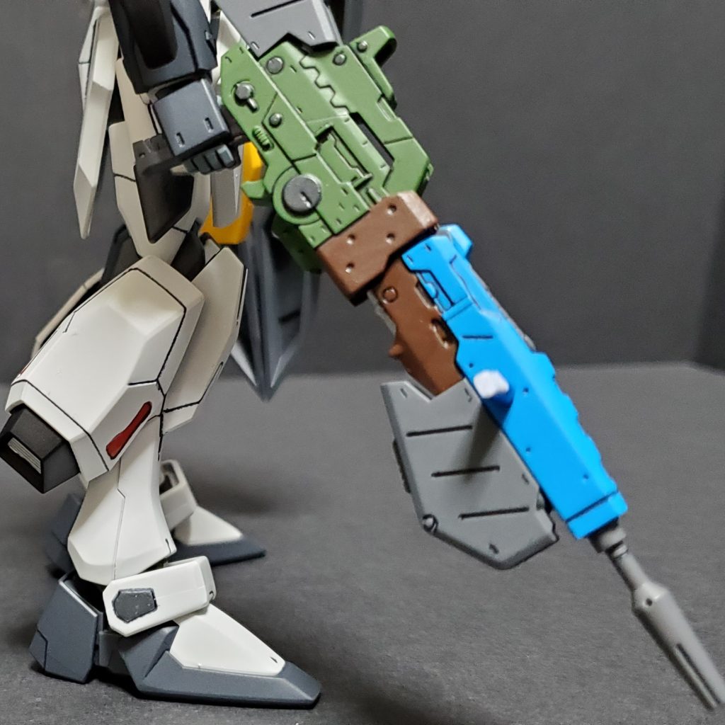 脚部ブースターはウィンダムのものです。