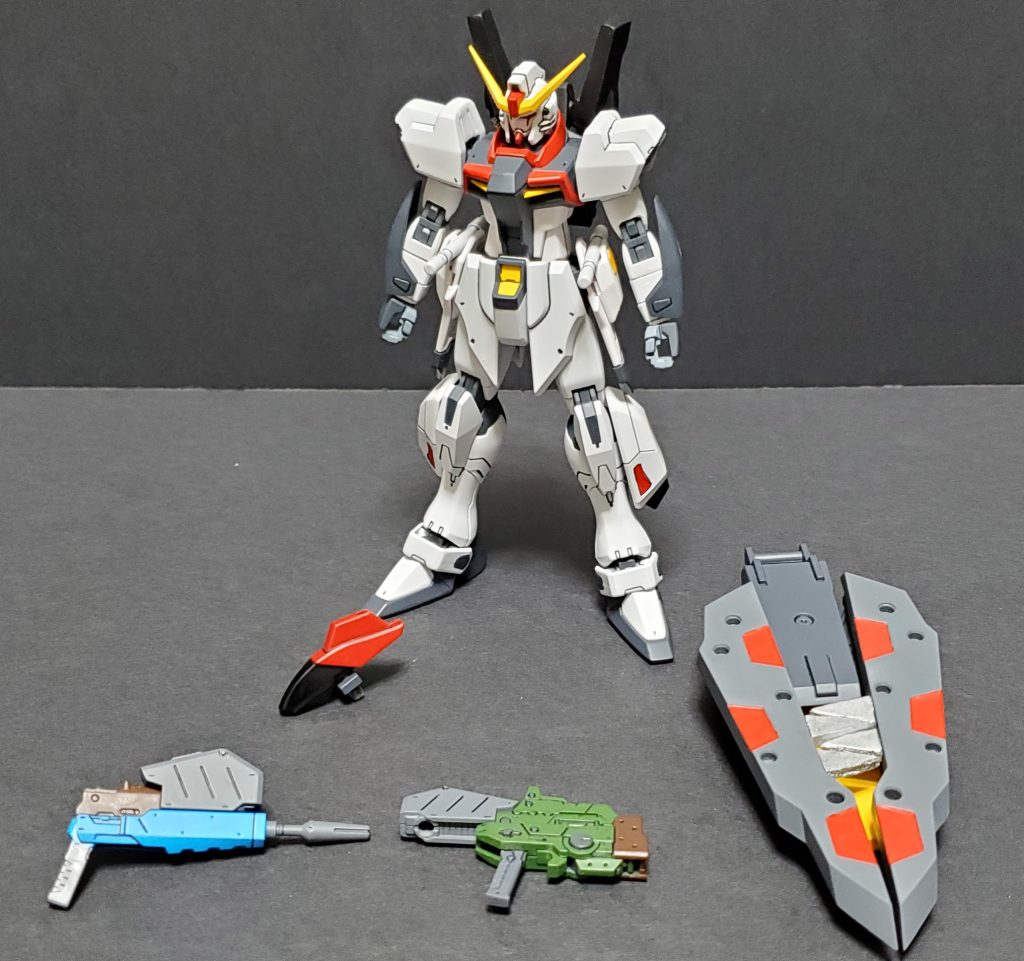 ローシュタインのコンセプトは「個性を省きカスタム性を上げる」なのですが、このガンプラは自分がいじくる為に作った1号機と違い友人に渡す為に作ったので専用武装やブースターの追加といった多少の味付けを行っています。もちろん、1号機と同じように各パーツは簡単に外せるようにしています。