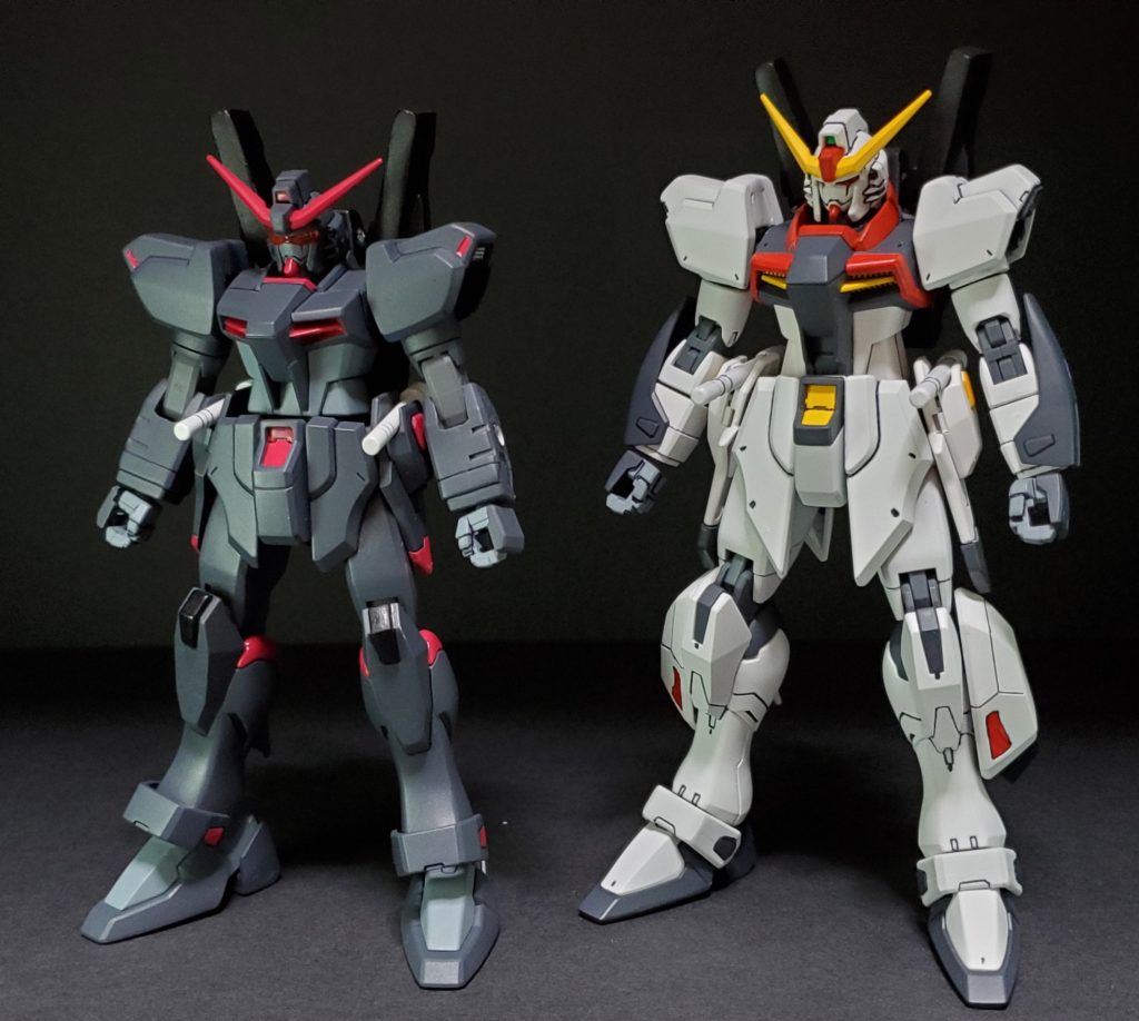 2号機(右)と。1号機は旧HGベース、2号機は新HGベースのため、機体は同一ですがほぼ別のシルエットと化しています。 実は先に2号機ができていました。2号機についてはまた次の記事で。最後までご覧いただきありがとうございました！