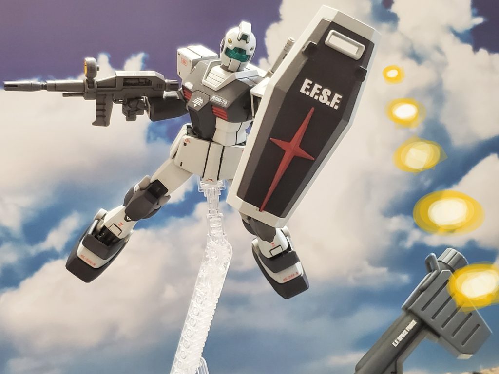 打ち尽くしたバズーカを捨てシールドを構えるジム2号機✨