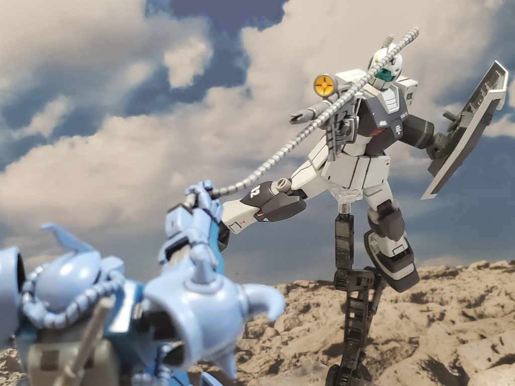 隊長機と思われるグフとの一騎討ち❗ヒートロッドを巧みに操り間合いを取るグフ😅💦