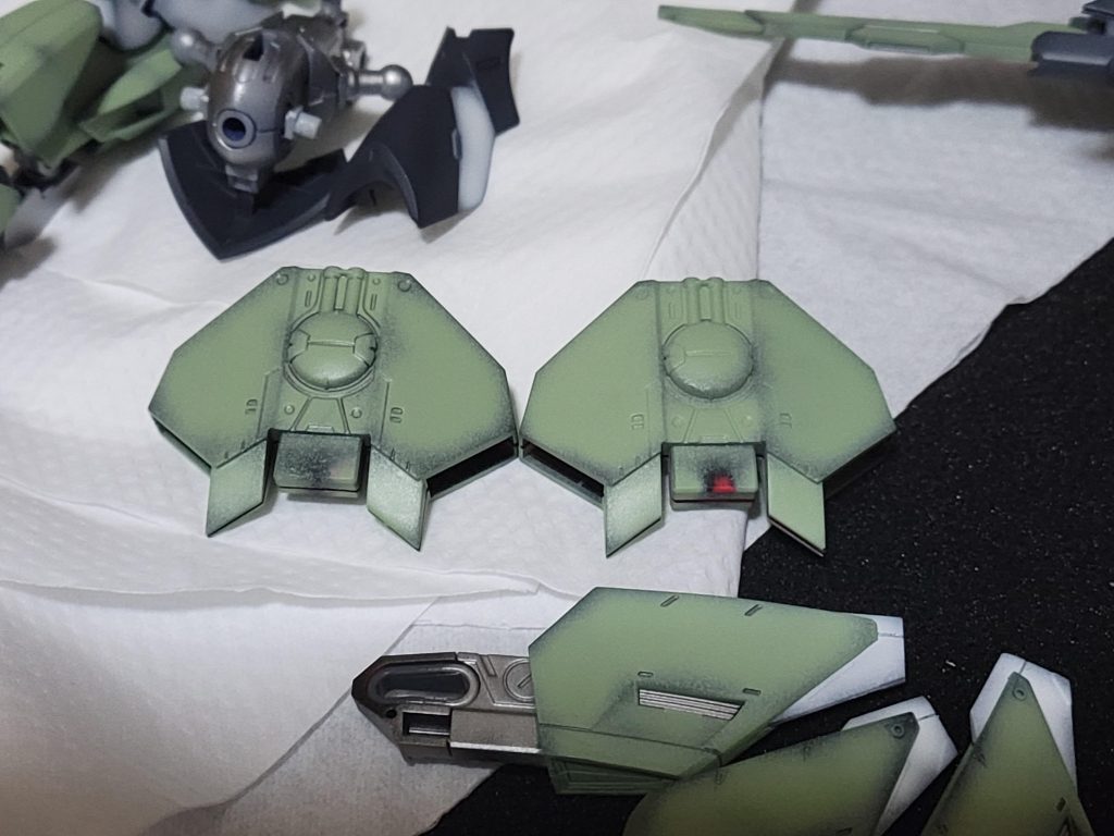 墨入れですが、ザクグリーンのところは今回シャーペンを使用しています。左が墨入れ後で右が墨入れ前です。MGは元々のディテールが細かいのでシャーペンでもかなり引き締まって見えますね。