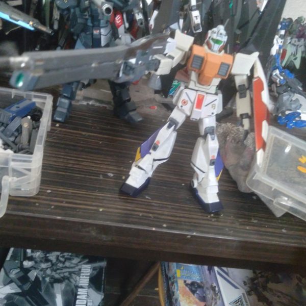 This is a new project. It will be a GM high mobility type. It is the torso from the ground gm on the Tristan lower body. I added the Tertium booster, shield from Age 1 normal, and a custom rifle from the gnx. There's still much to do but it's a start（3枚目）