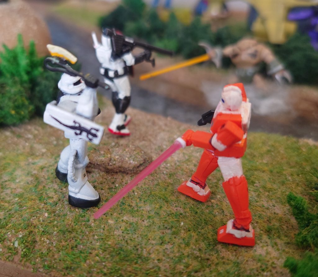 ザクⅡはホワイトオーガのマーキングを描いてみました。