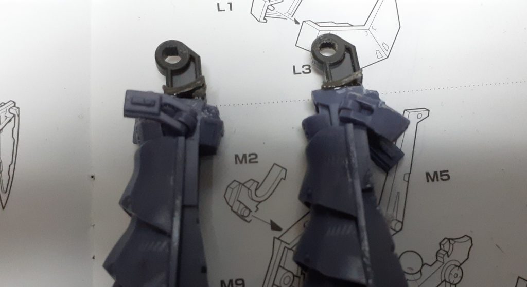 今回作るにあたって、ガンダムフレームの脚部とレッドミラージュの外装が合わないので、そのまま脚部フレームを移植しています。