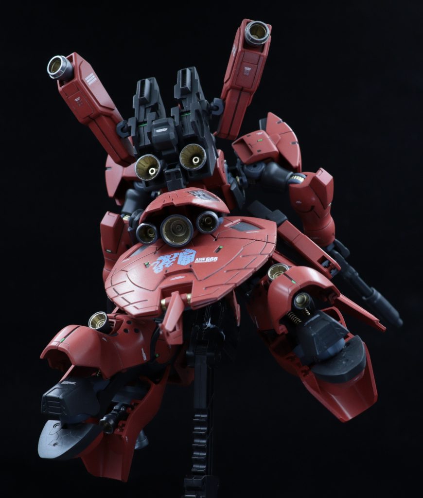 足は元のまま開閉が可能。腰や足にスラスターを追加しました。