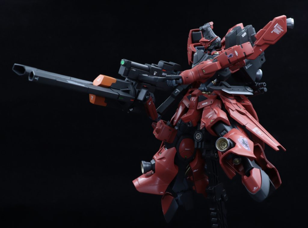 大型の専用武器「ツインレールキャノン」。腰のサブアームを使用して保持します。中央にはダインスレイブを搭載。砲身を回転させて発射形態を取ります。中央での構えはサブアームで無理やり持たせてます笑