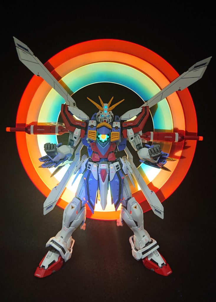 ハイパーモードUVライトで各所発光✨😍発光箇所は頭部センサー胸のエネルギーマルチプライヤー肩の放熱フィン？赤羽先端コアランダーのキャノピー、バーニア、ヘッドライトふくらはぎのバーニア発光した手首各所のレッドポイントと、結構光るようにしてます😆👍 