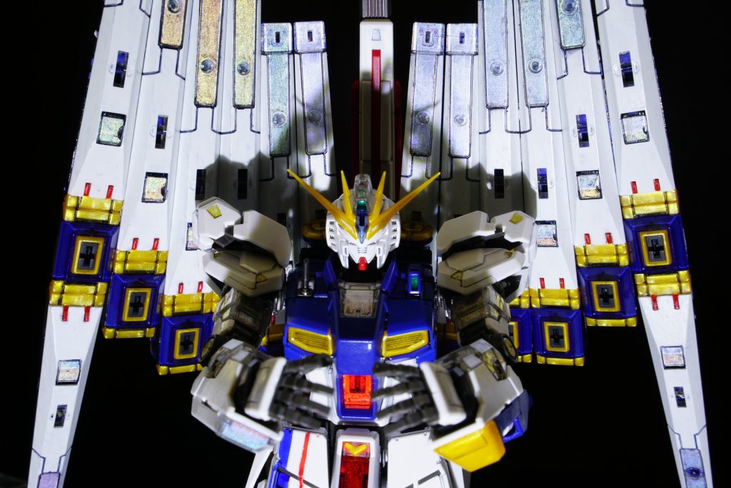 何ともないポージングも、ダブルフィンファンネルがνガンダムを引き立てます。