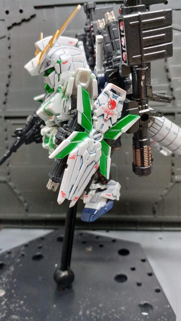 キラキラ感を出すために光沢仕上げです白は成型色で上からクレオスのムーンストーンパールを吹いてます