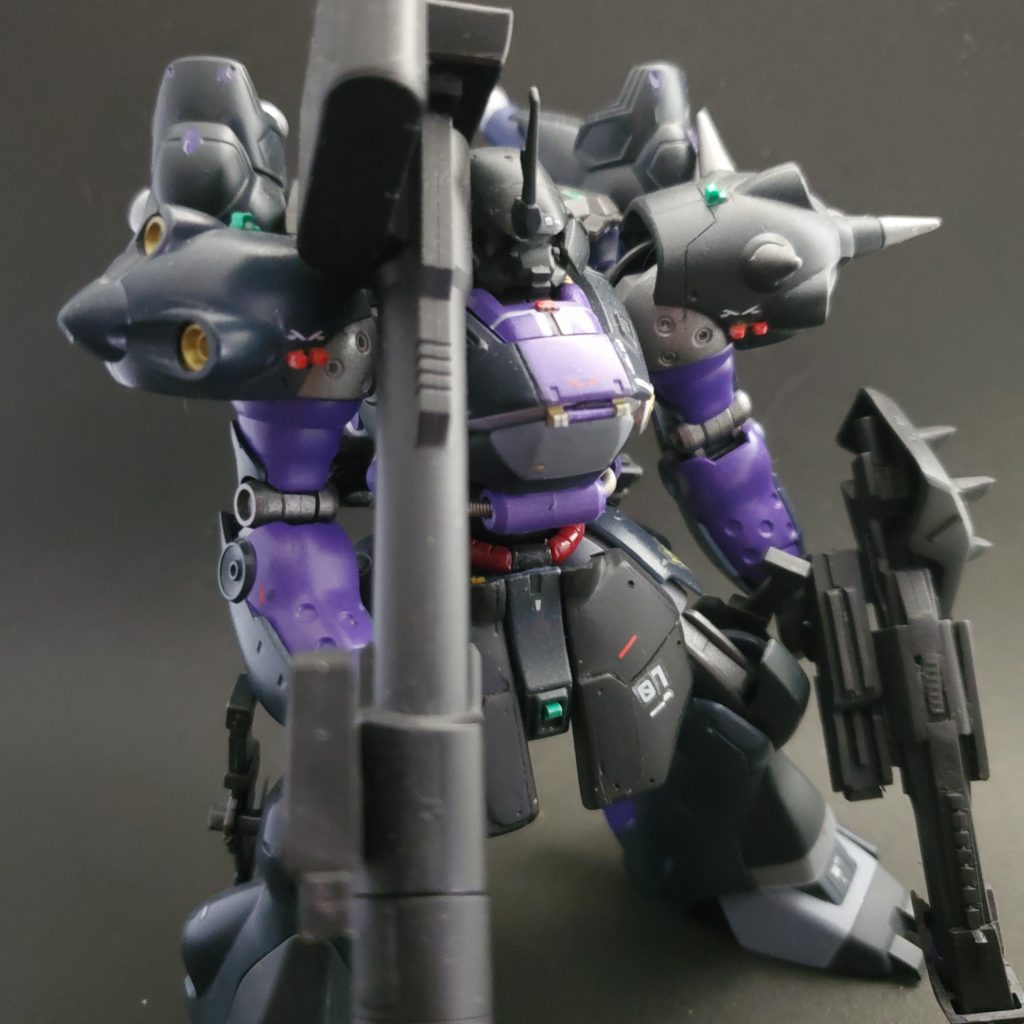 大型バズーカｘ１　シールド付きパイルバンカーｘ１背後にショットガンｘ１　両脚にマチェットｘ２を装備しています。