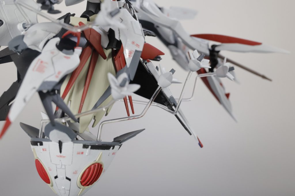 ファルシアビットは台座の3本とデスサイズヘルの穴部分に透明プラ棒を差し込み固定しています