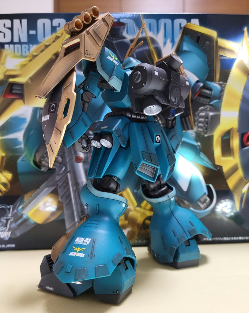 ゴールドの缶スプレー塗装は難しかったです。でもウェザリングカラーのグラデ塗装と鉛筆ドライブラシを合わせると、それなり?の仕上がりになりました。なんか重厚感出てきたかな?(実際の色合いはもっと暗いんです。)