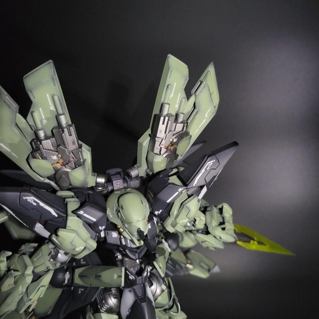 サイドバインダーやバックパックの細かい塗り分けも少しするだけで結構印象が変わりますね。頑張ったかいがあります。