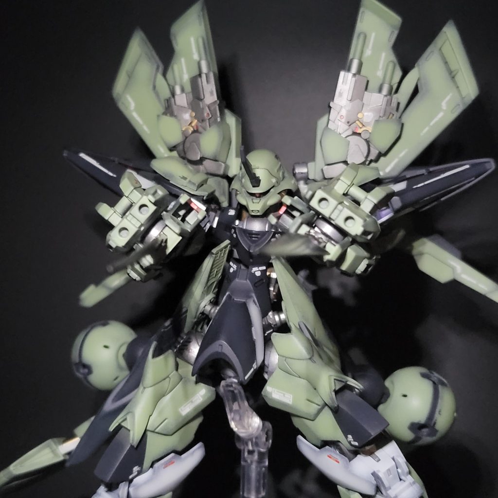 武器装備はベギルベウのものをベースにパーツを盛ってパワーアップさせました。ソードの部分はMGイージスのソードに変更し、ビームが出せるように強化。