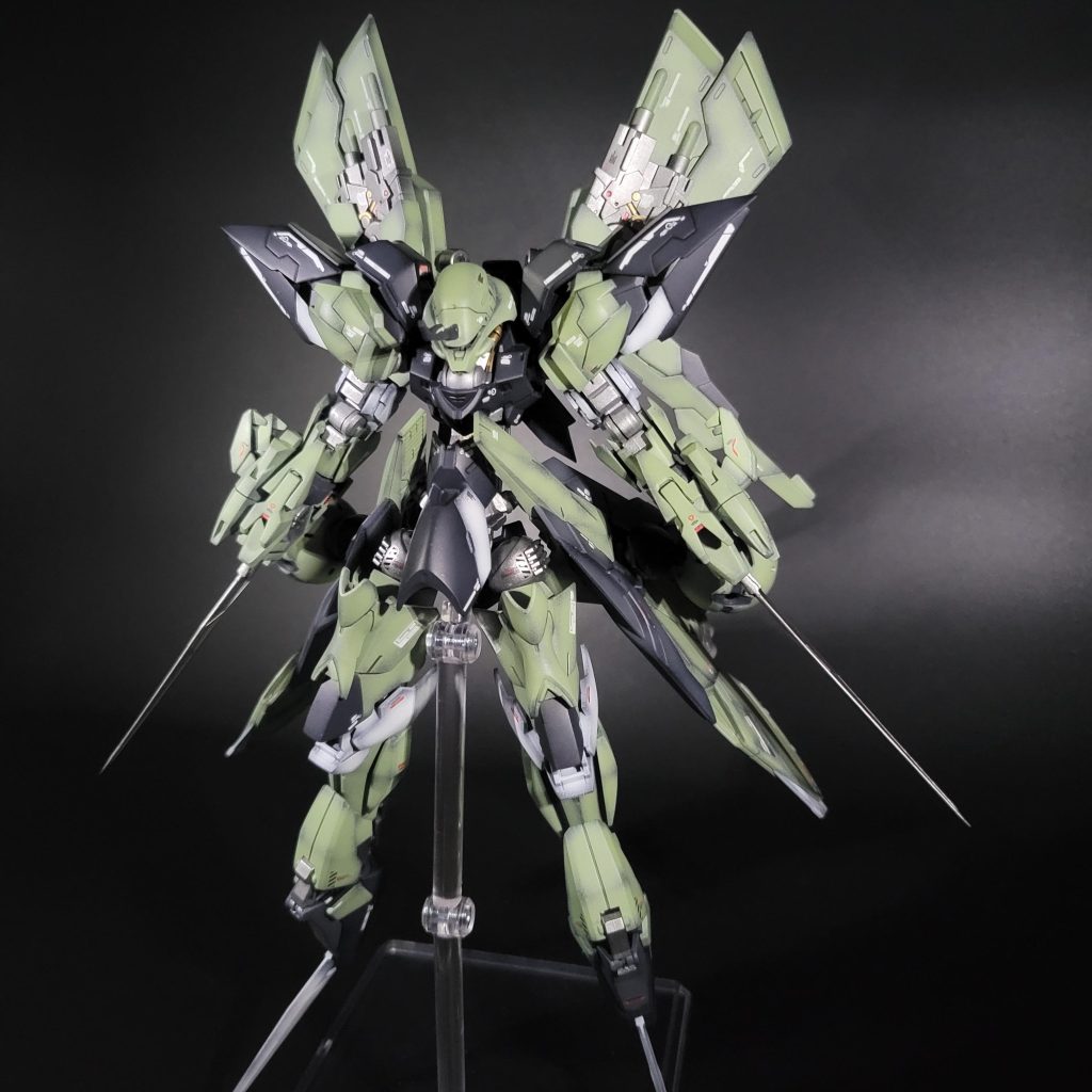 前側水星の魔女にも宇宙世紀にもでてきそうなイメージで作っていきました。カラーリングは相変わらずいつもと同じ感じです。困ったらこれになってますが、同じ感じのカラーリングの機体が並んでいたら結構かっこよくて好きです。