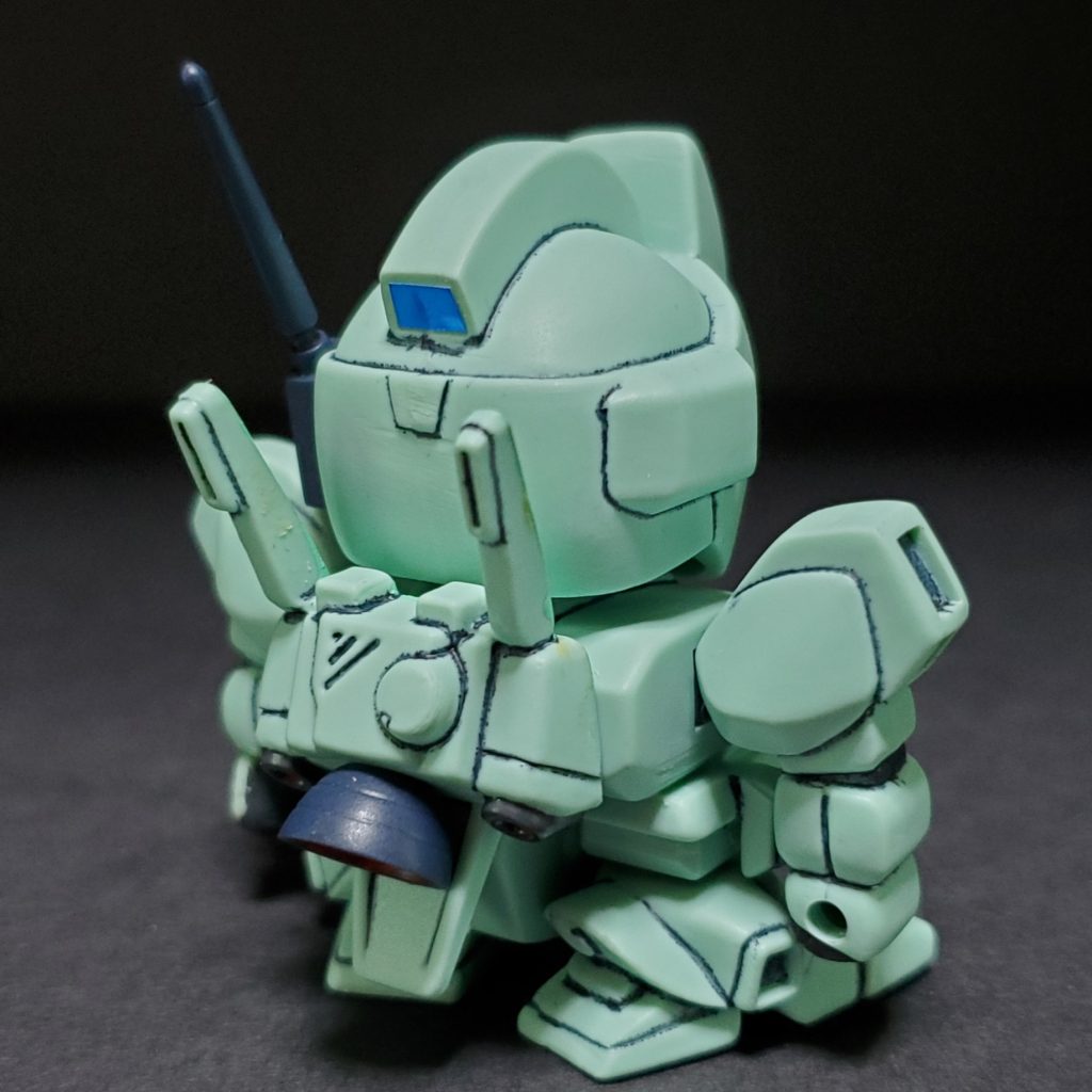 ジェガン。合わせ目消しと部分塗装くらいで基本は弄ってませんが、手を繋いでいるように見せるため左手を少し削っています。