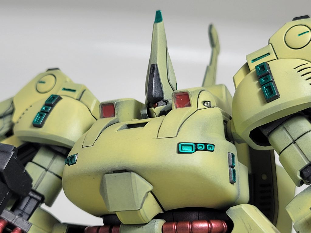 顔の両側にあるセンサー?みたいなところは、取説の作例では緑でしたが、ホイルシールを大きさに合わせて切り取って貼り付け。UV-LEDライトで固まるレジン液で固めてセンサーらしい感じに仕上げています。