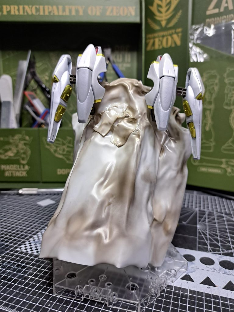 塗装前のマント炙り過ぎてコゲコゲになったので塗装をしました(笑)