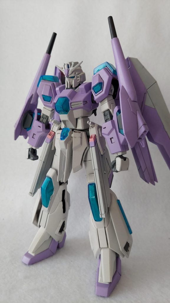 今回の製作のコンセプトは「欲張らないで組み換え遊びを完遂する」。私はガンブレをきっかけにガンプラに復帰したため、ミキシングは自分で勝手にハードルを上げてしまっている部分がありこれの解消が今回の目的でした。そういうわけで今回はプラ板等のディティールアップやパーツの接着は行わず、スクランブルガンダムとフリーダムガンダムのニコイチを塗装する簡素な工程で製作。