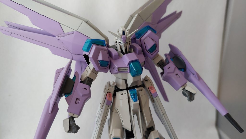 腕のシールド兼用ビームライフルはクリアパーツを挟み込んで装着という驚愕の仕様の本機。裏地を銀色で塗装しようかな?と思っていたところガンダムマーカーEXでホログラフィック用塗料が発売され、これだと飛びつきました。3色試した結果、青の裏地に一番映えたMEPEホロイエローを使用しています。