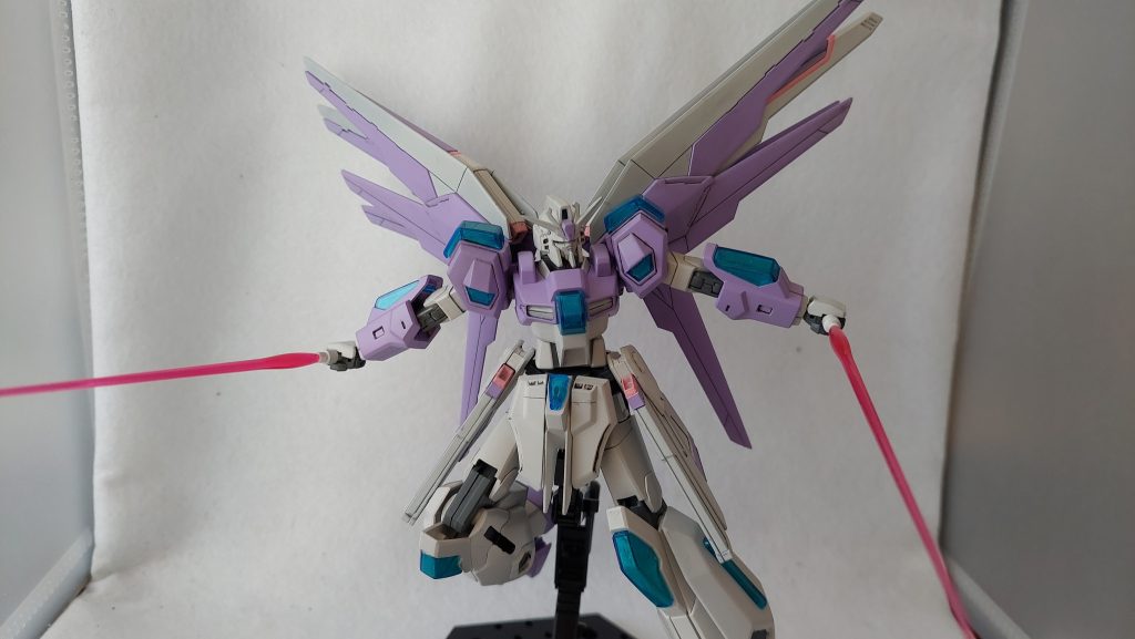 装備の地味さもあってあまり人気という印象のない機体ですが、スクランブルガンダムって「シンプルで高機能な