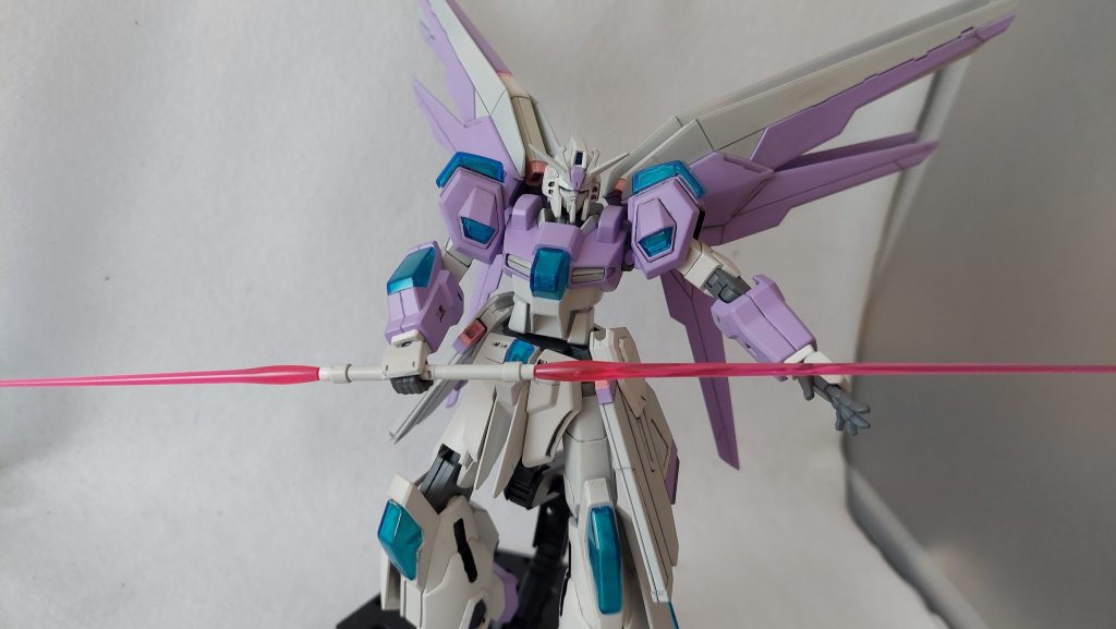 組み換えの際は全く考えてなかったのですが、スクランブルガンダムもフリーダムガンダムもビームサーベルはサイドスカートアーマーの装備でした。このためサーベルがフリーダムガンダムのものになっているので双頭刃(アンビデクストラス・ハルバード)にできます。