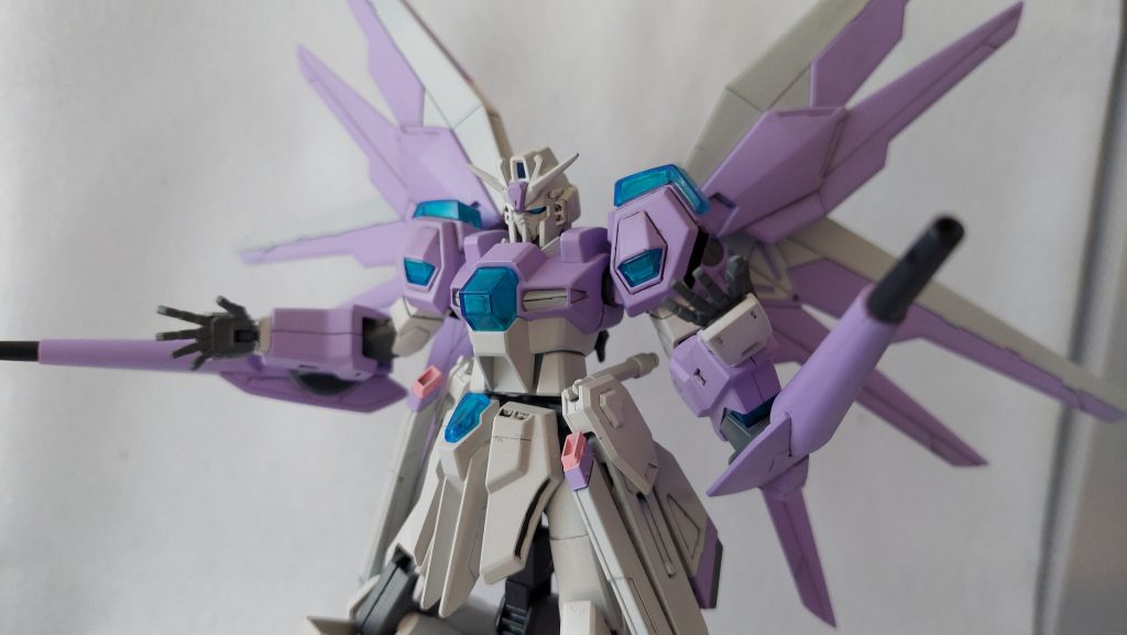 <カラーレシピ>*主にクレオスのカラースプレーを使用本体等ライトグレー部1:灰色9号本体等ライトグレー部2:明灰白色→灰色9号本体等パープル部:MSパープル本体グレー部:佐世保海軍工廠色本体ブラック部:水性ホビーカラーつや消しブラックウイング等ピンク部:タミヤ水性アクリル塗料ピンクスラスター等一部のグレー部:Mr.ホビーカラージャーマングレー/グラウ(退色)クリアパーツ裏地:ガンダムマーカーMEPEホロイエロートップコート:半光沢<妄想インスト>「トライアイランドウォーズ」後、スクランブルガンダムは事件のデータを元に更なる開発が進められた。その中の1つに数えられる重武装プランがこのF型装備である。ベース機はデスティニーガンダムをベースにしたウイングを装備していたが本機はこれをフリーダムガンダムベースに変更。内蔵されたバラエーナプラズマ収束ビーム砲及び腰部に追加されたクスフィアスレール砲でより攻撃的な機体へと変化した。クリアパーツの削減によりプラフスキー粒子の暴走の危険性も抑えられバトル向きの機体となっているが、その分原型機ほどのポテンシャルは持っていない。また構造が複雑化した分、ウイングの耐久力の低下も開発スタッフから指摘されている。完成した本機は招聘されたガンプラファイターによりテストされ、シューティングゲームでもするように目標を撃破し高い成績を残した。ファイターは本機の感触について「分かりやすい」ガンプラになったことを評価。一方でオリジナルほどのワクワクは感じられなかったとのコメントを残している。
