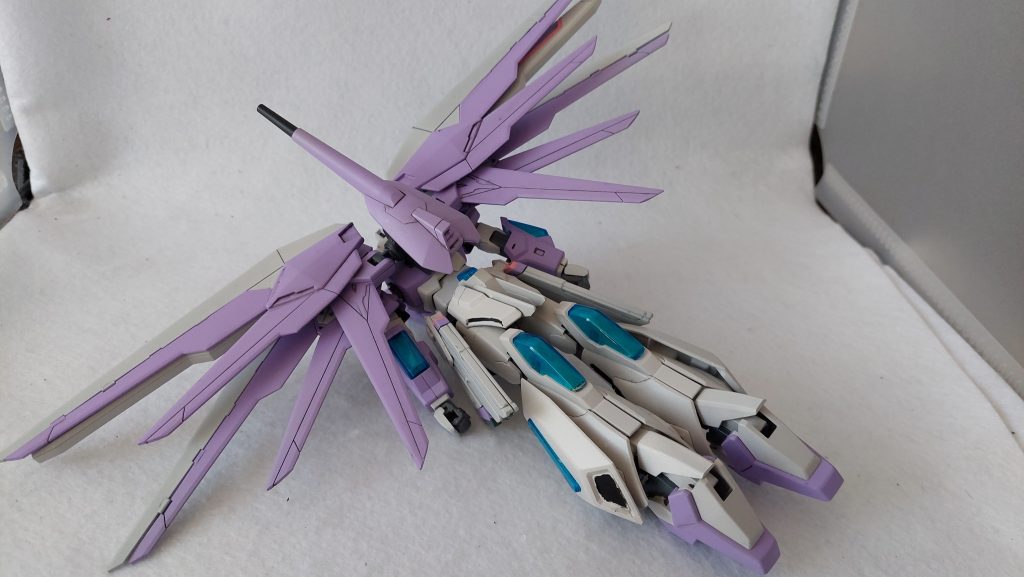 機首に付けるビームライフルが原型機より後ろに下がってしまっていますが、一応MA形態にも変更できます。噴射口が隠れてるのはまあ、RX-78に合体した時のコアファイターみたいなものだと思ってください。なんで寝そべってるのって、撮影中にアクションベースの差し込み棒が折れて穴が塞がってしまったのです……