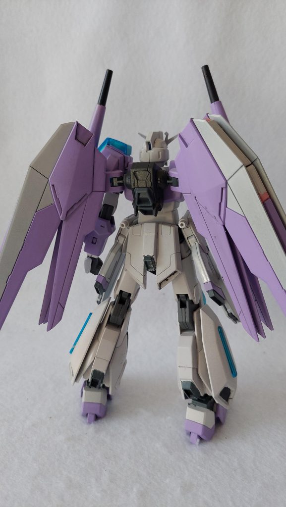 色については、「フリーダムガンダムとのニコイチなので、名前Fのイニシャルを加えたらどうだろう」→「エヴァにF型装備があったな」と連想したエヴァ初号機から紫でガラッとイメージを変える方向で塗装しました。試作の段階という扱いなのでロービジ傾向。出来上がってみるとジャイオーンカラー的な感じですね。紫とライトグレーの組み合わせ自体は他の人(泰勇気さん!)がもっと上手くやっているのも製作中に見かけてしまったのですが、まあこちらは装備を変えているのでご容赦をという感じ。