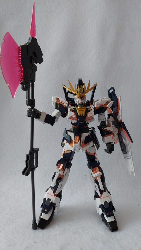 今回はHGUCユニコーンガンダムとバンシィのミキシング。同型機なのでほとんどカラーコーディネートですが。当初はバンシィのサイコフレームをガンダムマーカーEX ホロマーカーのトランザムレッドで塗装したらかっこよくなるのでは? というつもりだったのですがどうもパンチが弱く中断。ふと見かけた「クロスボーン・ガンダムX1(パッチワーク)」に「あ、これをユニコーンガンダムでやったらいいのか」と方向性が決まりました。