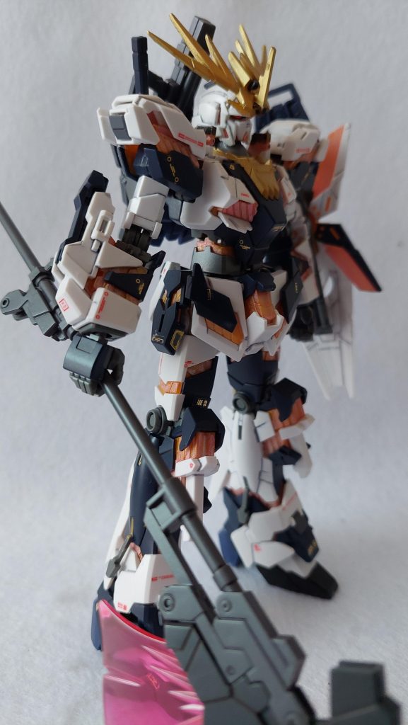 パーツが細かく分割されている機体なので、隣が別機体になるよう組み合わせていくだけでメリハリが出ます。組み上がってみるとどことなく騎士のようなイメージになったため、独自武装としてシステムウェポンキットからビーム・ハルバードを装備させました。大型のユニコーンガンダムにも負けない武器サイズです。