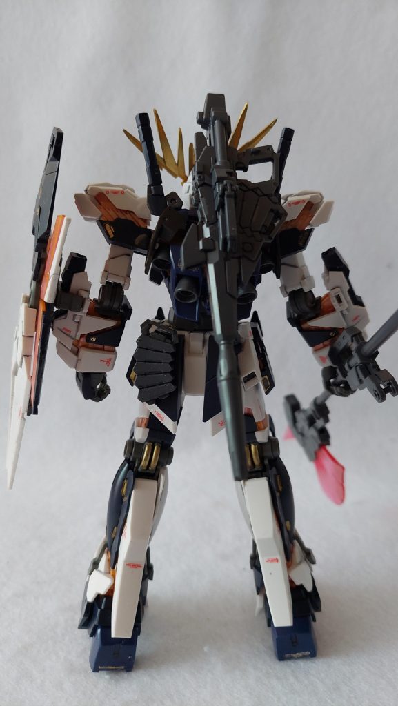 デカールなしで作った前作スクランブルガンダムの反動もあり、今回はデカールをたくさんペタペタと。パーツ分割の細かさはデカール映えにも影響しますね。白と黒のパーツに赤と金のデカールをはっていくのは楽しかったです。