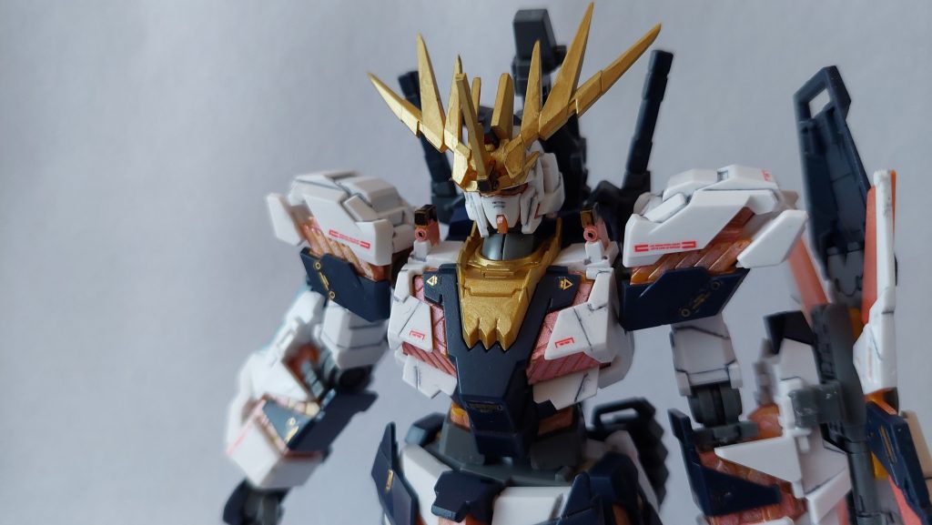 頭部アンテナはバンシィのものを軽くシャープ化して金マッキーで塗装。なんというか、物々しいですねこのアンテナ……! バンシィとユニコーンガンダムの違いは色だけではないのを強く感じました。
