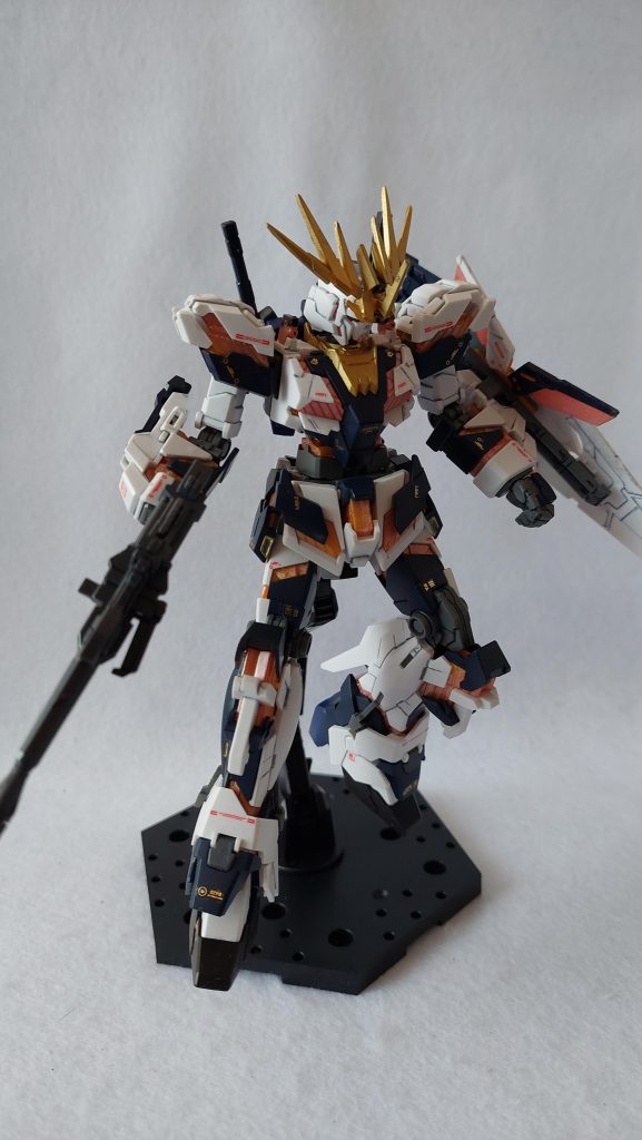 ビーム・マグナムを手に持ったプレーンな状態。こちらはバンシィの余剰パーツの方を使っているので、ユニコーンガンダムのものより少し暗い色になっています。