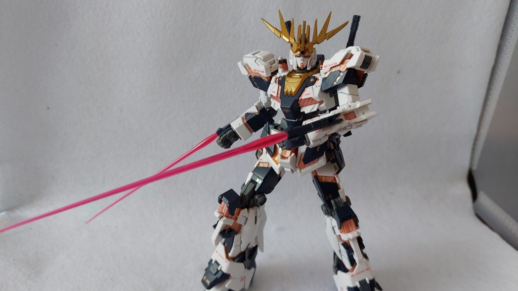 ビーム・トンファーを発振した状態。右肩のビー厶・サーベルは接続部が折れたのを接着しており、抜刀できなくなってしまいました。