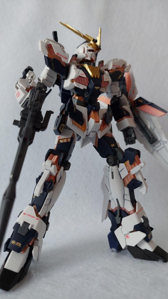 <妄想インスト>「ラプラスの箱」を巡る事件の終結後、何らかの事態で激しく損傷したユニコーンガンダムを2号機バンシィとの共食い整備によって稼働状態に復旧させた機体。同型機のためパーツ交換自体は容易であったものの、異なるパイロットの思念を蓄積したサイコフレームが干渉し合い稼働試験は難航。元の2機のパワーバランスを保つべく、外装も含め慎重にパーツの組み合わせが試行された。パッチワーク(つぎはぎ)の名を冠しながら左右対象を保っているのはこのためである。1号機とも2号機とも異なるホログラフィックなサイコフレーム発光色が示すように本機は出力の安定性に問題を抱えており、負荷を少しでも減らすべくアームド・アーマーのような複雑な武装の使用は見送られている。ただそれでも本機がRX-0の型式番号を有する機体であることには変わりなく、他とは一線を画した高い性能を持つ。稼働の度に2機のサイコフレームが馴染んでいっていることも確認されており、出力についてもいずれは安定するものと期待されている。