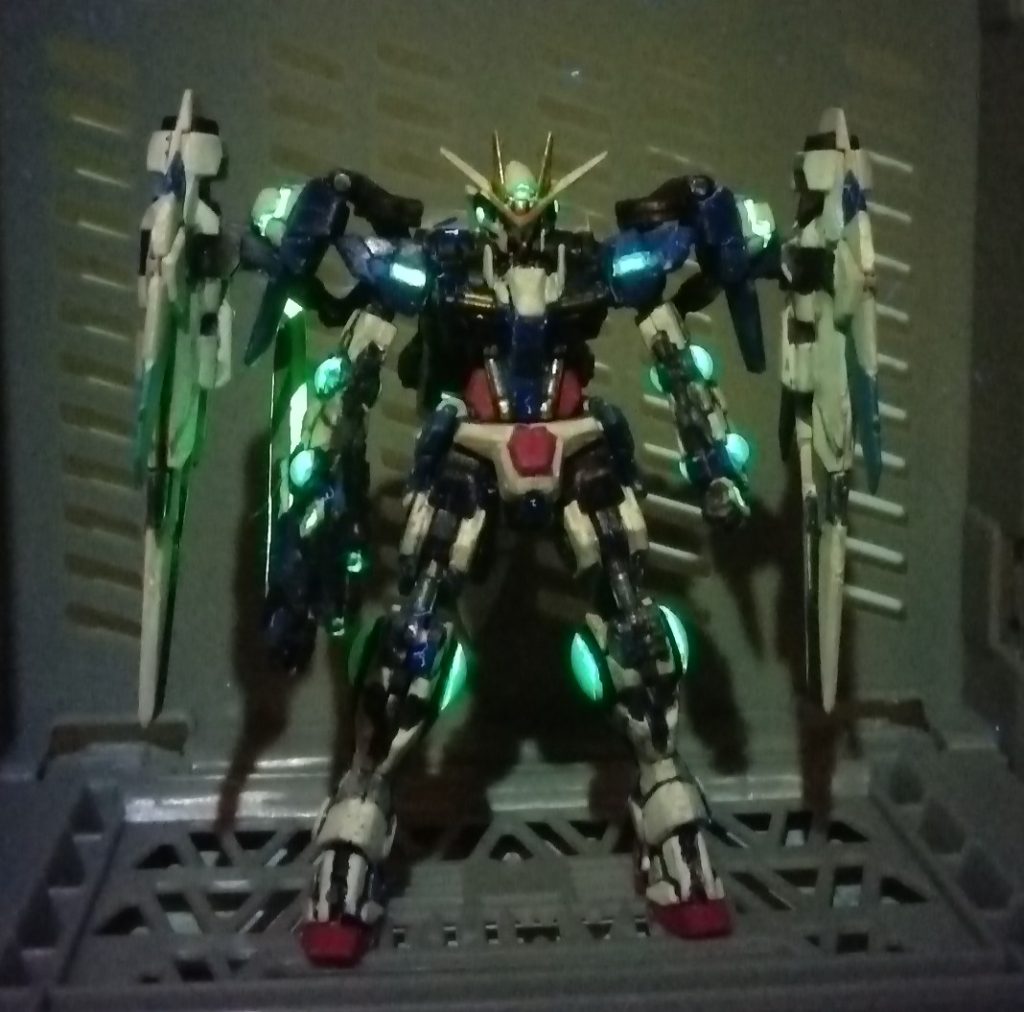UV カラーの主な利点は、ガンプラ内で LED 電球の組み合わせを作成する必要がないことです。特に、このマイクロ サイズでは、内部に電球を追加することは不可能です。