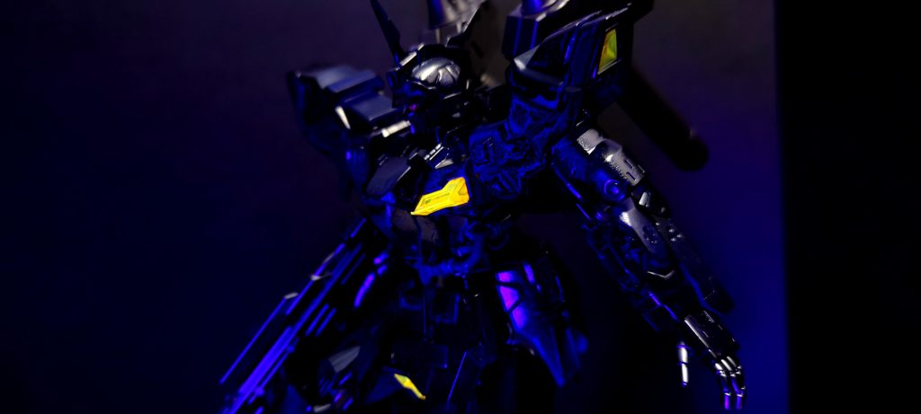 ブラックライト当てると割れたところが光ります。