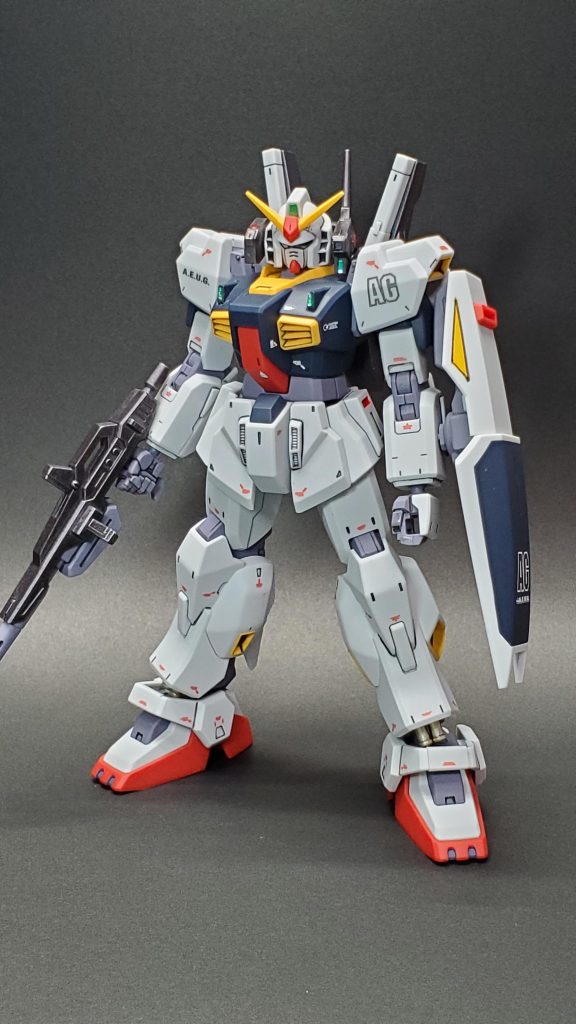 部分塗装はガンダムマーカー、スミ入れはタミヤのスミ入れ塗料、デカールは主にスジボリ堂から最近出たものや、ガンダムデカールを使用しました。全体をプレミアムトップコートつや消しでコートしました。