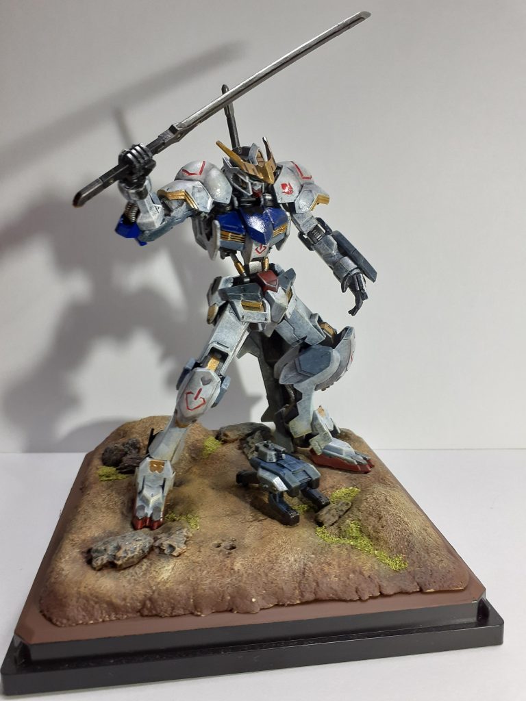 水性アクリルの筆塗りで塗装しました。台座は100均素材で作りました。